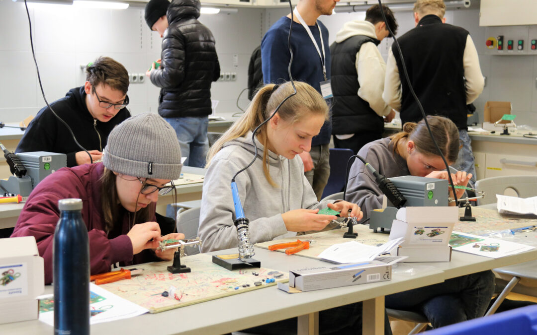 AVL SET bringt die Welt der Elektrotechnik ins Rupert-Neß-Gymnasium in Wangen